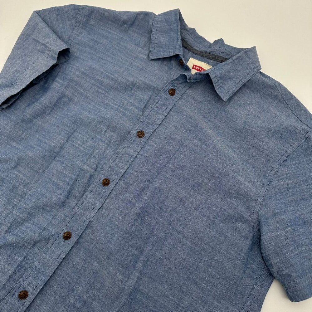NWOT Levi's Men's Solid Short Sleeve Button Up Chambray Shirt, Size Medium, Blue
